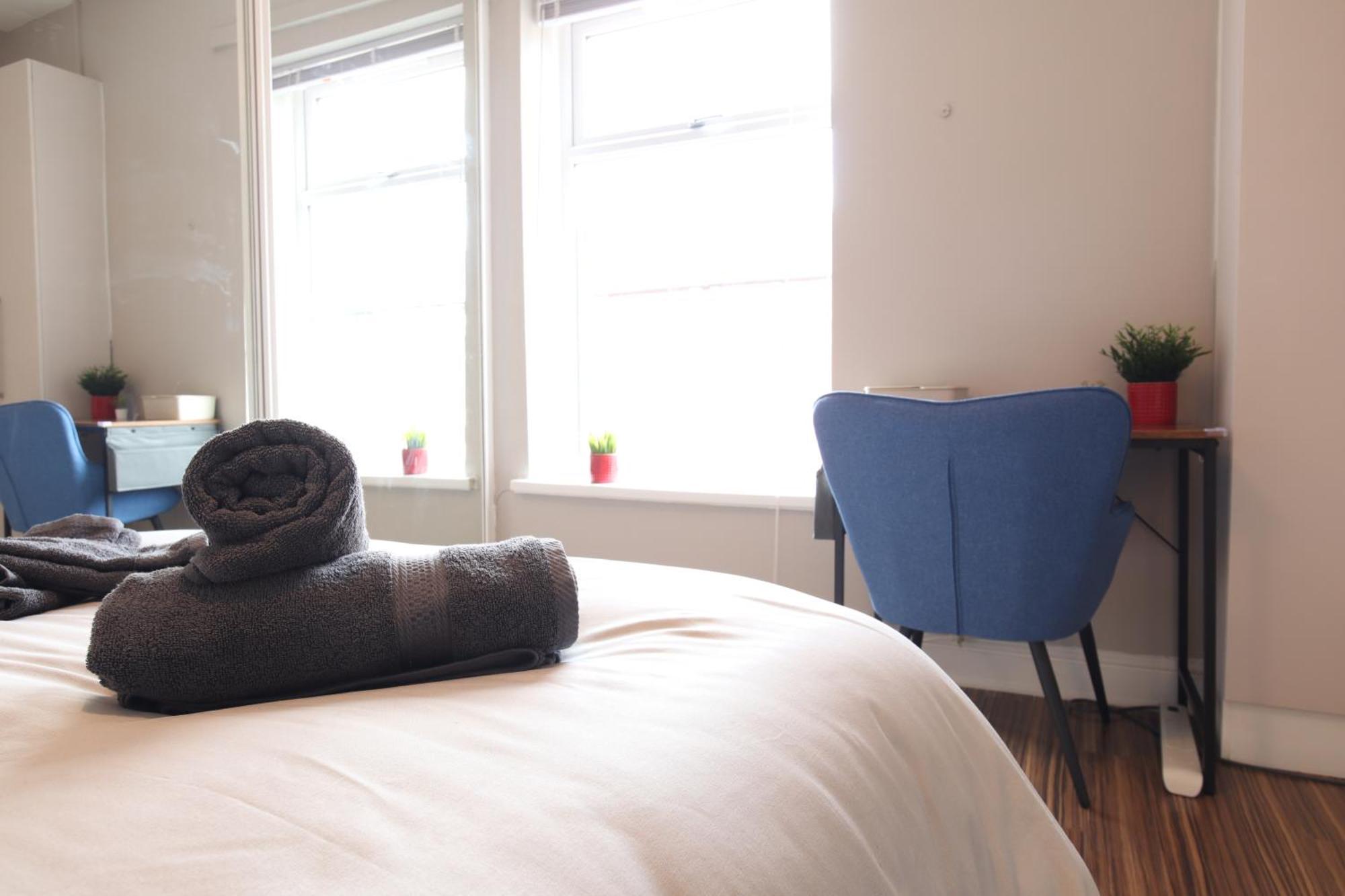 2-Bedroom, Free Parking, High Speed Wi-Fi, Swinton Manchester Ngoại thất bức ảnh