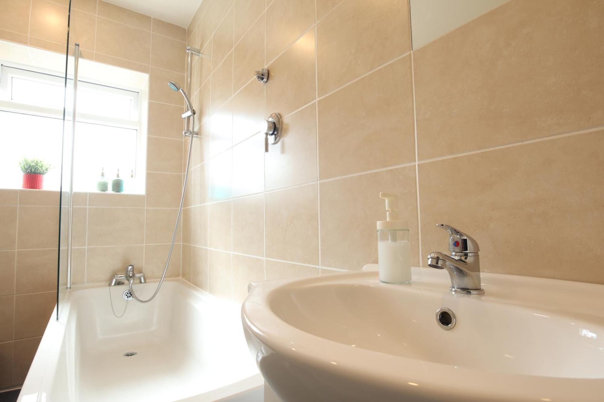 2-Bedroom, Free Parking, High Speed Wi-Fi, Swinton Manchester Ngoại thất bức ảnh
