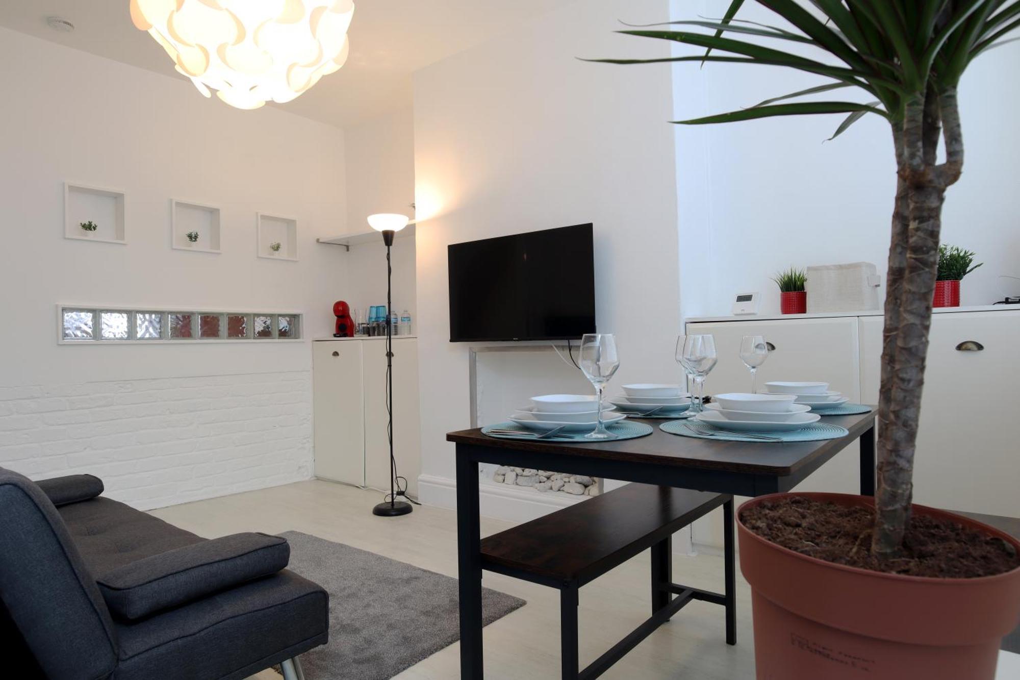 2-Bedroom, Free Parking, High Speed Wi-Fi, Swinton Manchester Ngoại thất bức ảnh