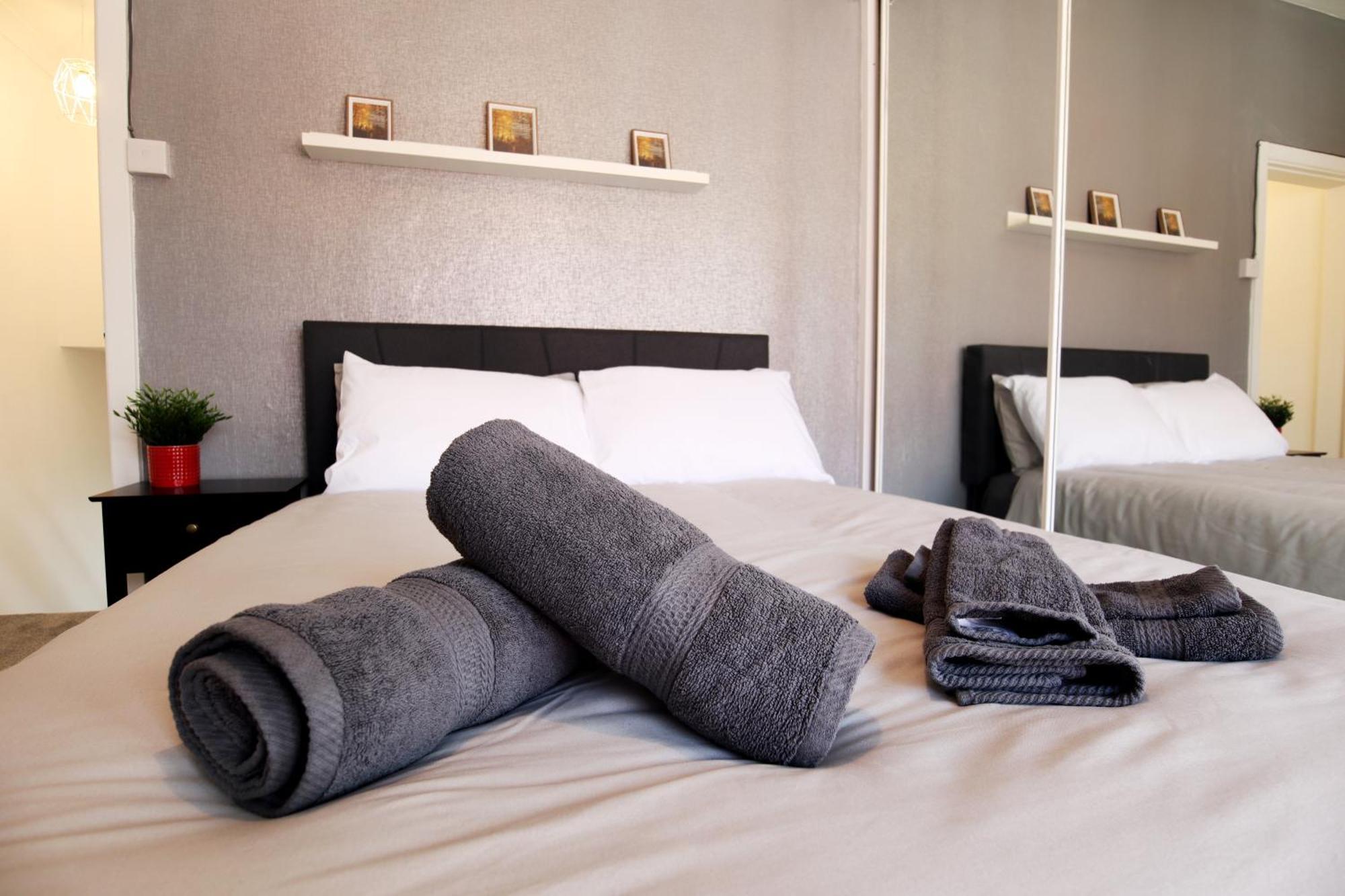2-Bedroom, Free Parking, High Speed Wi-Fi, Swinton Manchester Ngoại thất bức ảnh
